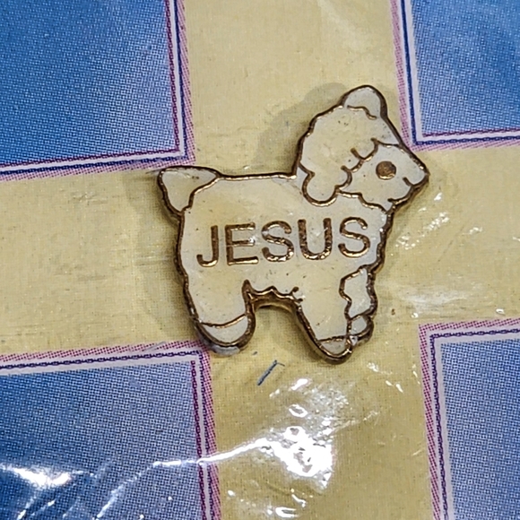 Small Jesus Lamb of God Gold Tone Peace Lapel Badge Hat Vest Pin Souvenir 1998 - Picture 2 of 3